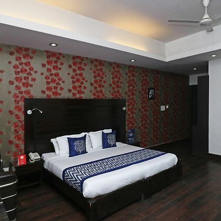 Hotel Chalet Ню Делхи Екстериор снимка