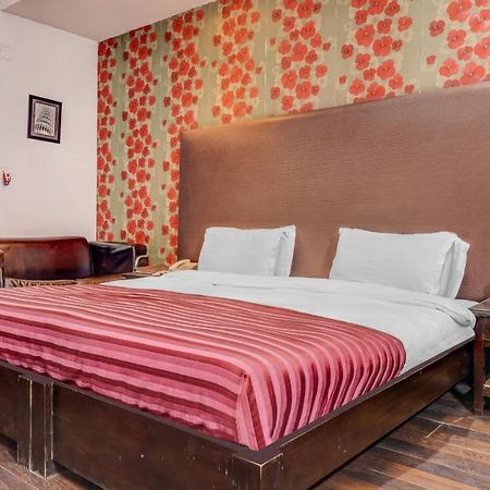 Hotel Chalet Ню Делхи Екстериор снимка