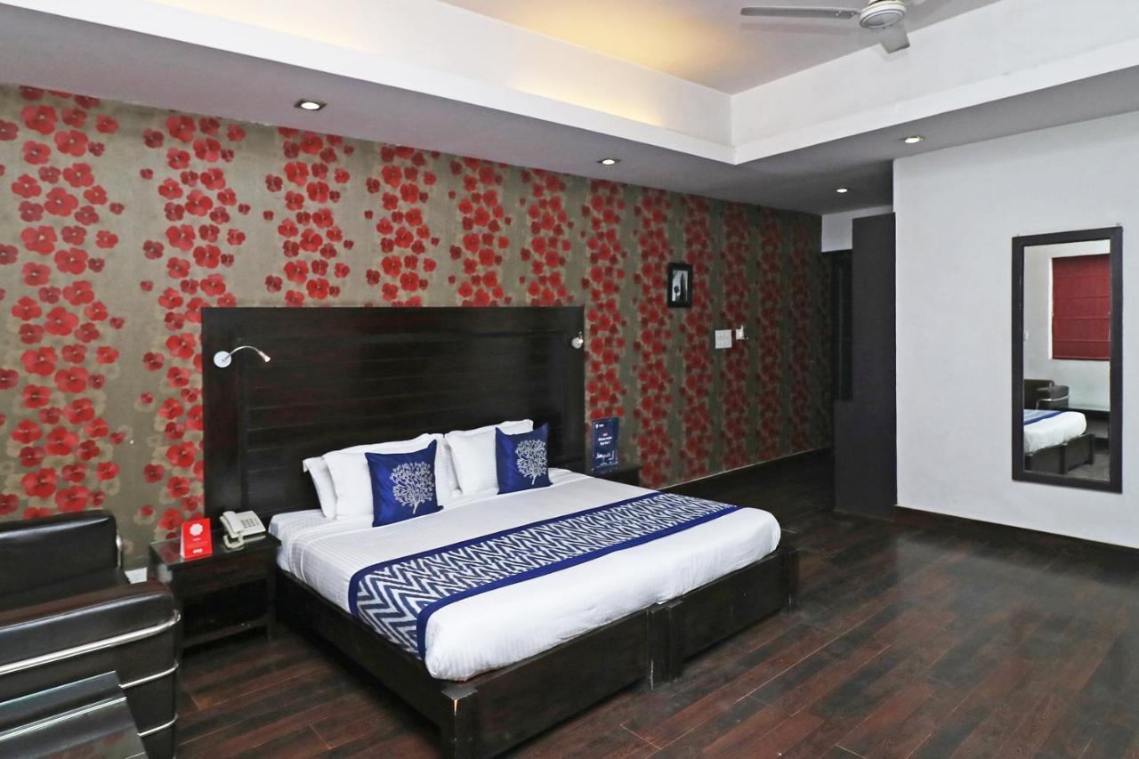 Hotel Chalet Ню Делхи Екстериор снимка