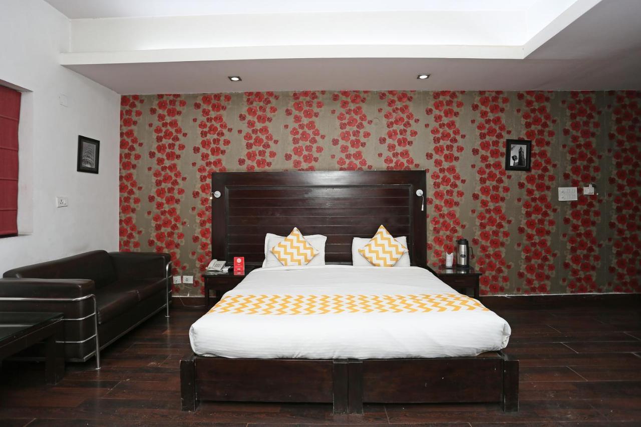 Hotel Chalet Ню Делхи Екстериор снимка
