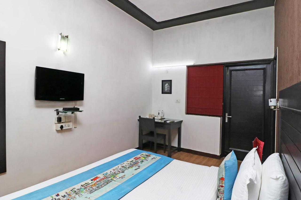 Hotel Chalet Ню Делхи Екстериор снимка