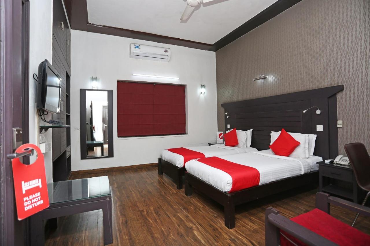 Hotel Chalet Ню Делхи Екстериор снимка
