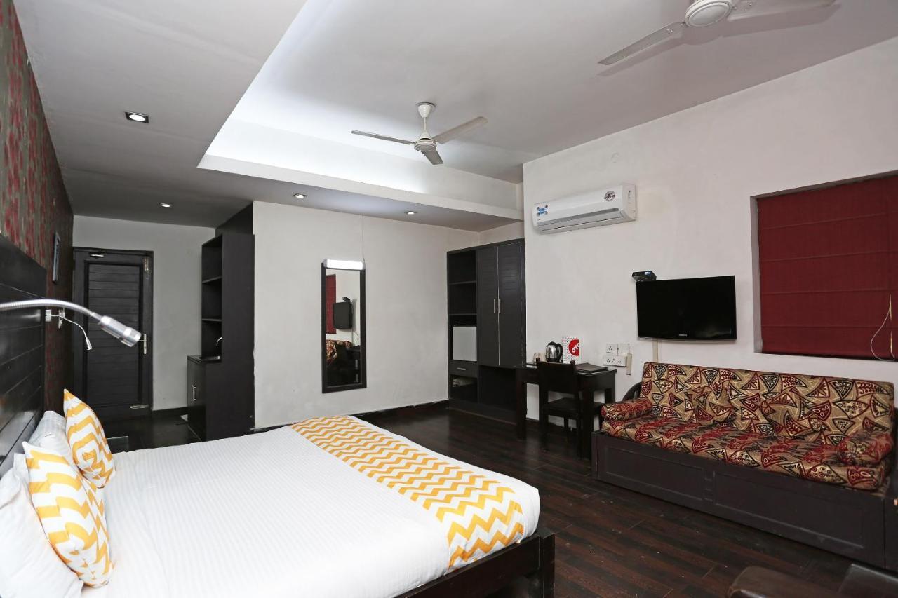 Hotel Chalet Ню Делхи Екстериор снимка