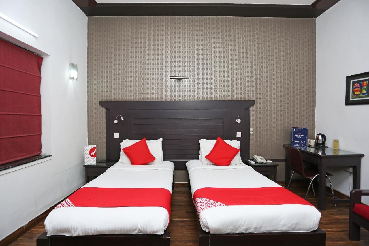 Hotel Chalet Ню Делхи Екстериор снимка