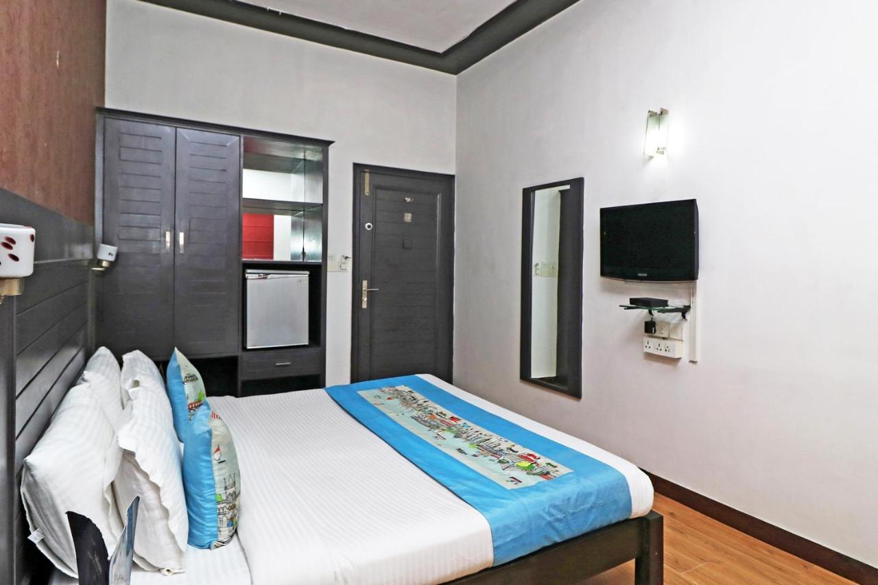 Hotel Chalet Ню Делхи Екстериор снимка