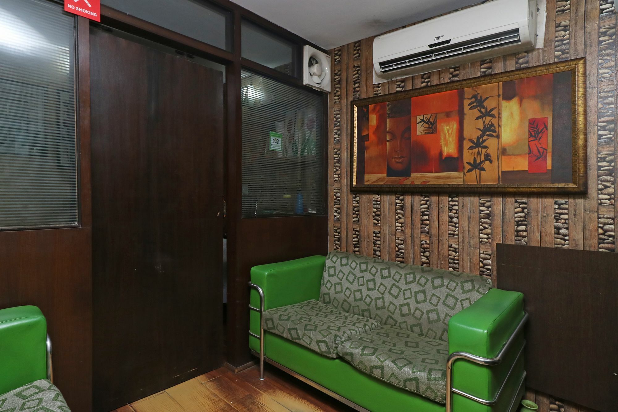 Hotel Chalet Ню Делхи Екстериор снимка