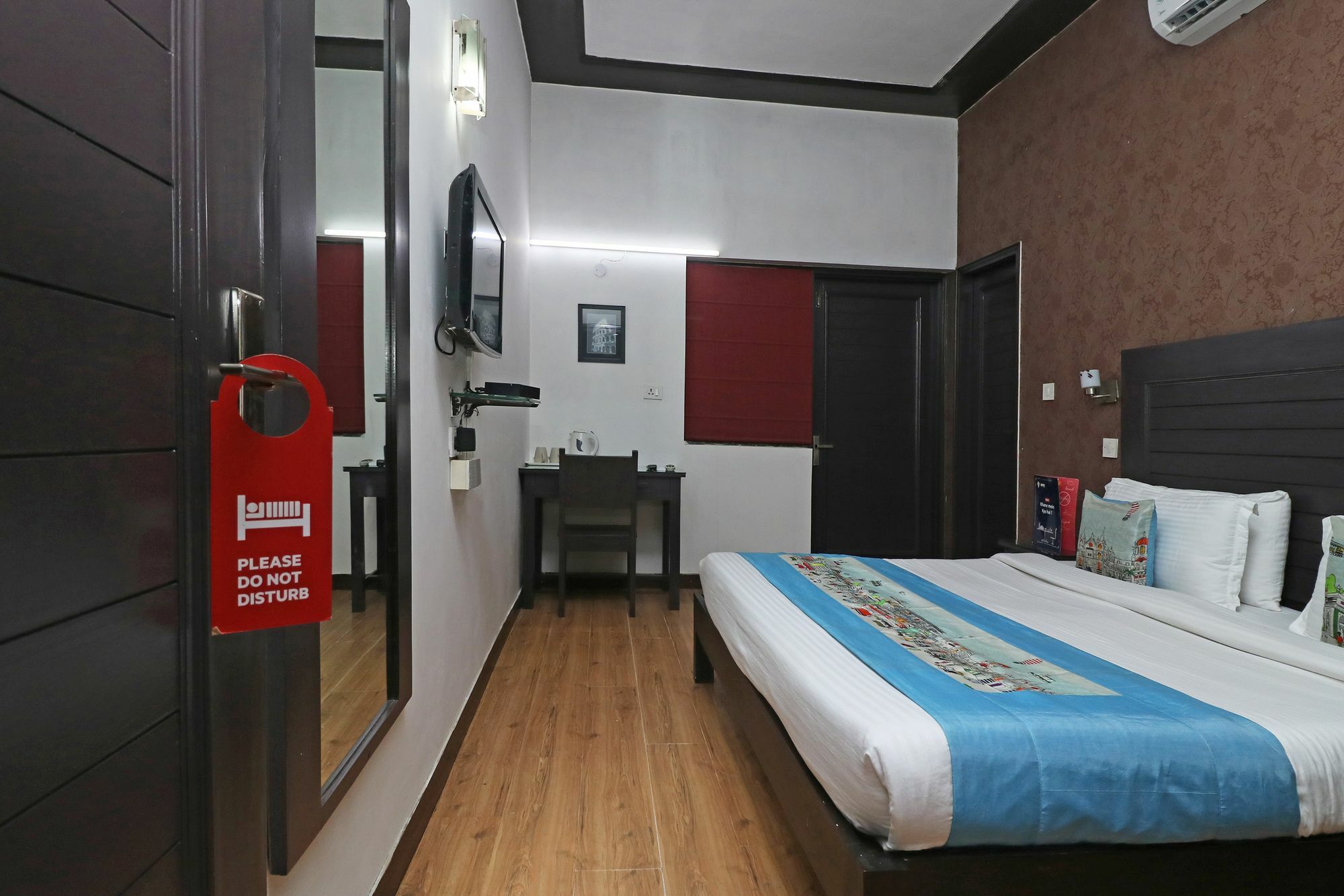Hotel Chalet Ню Делхи Екстериор снимка