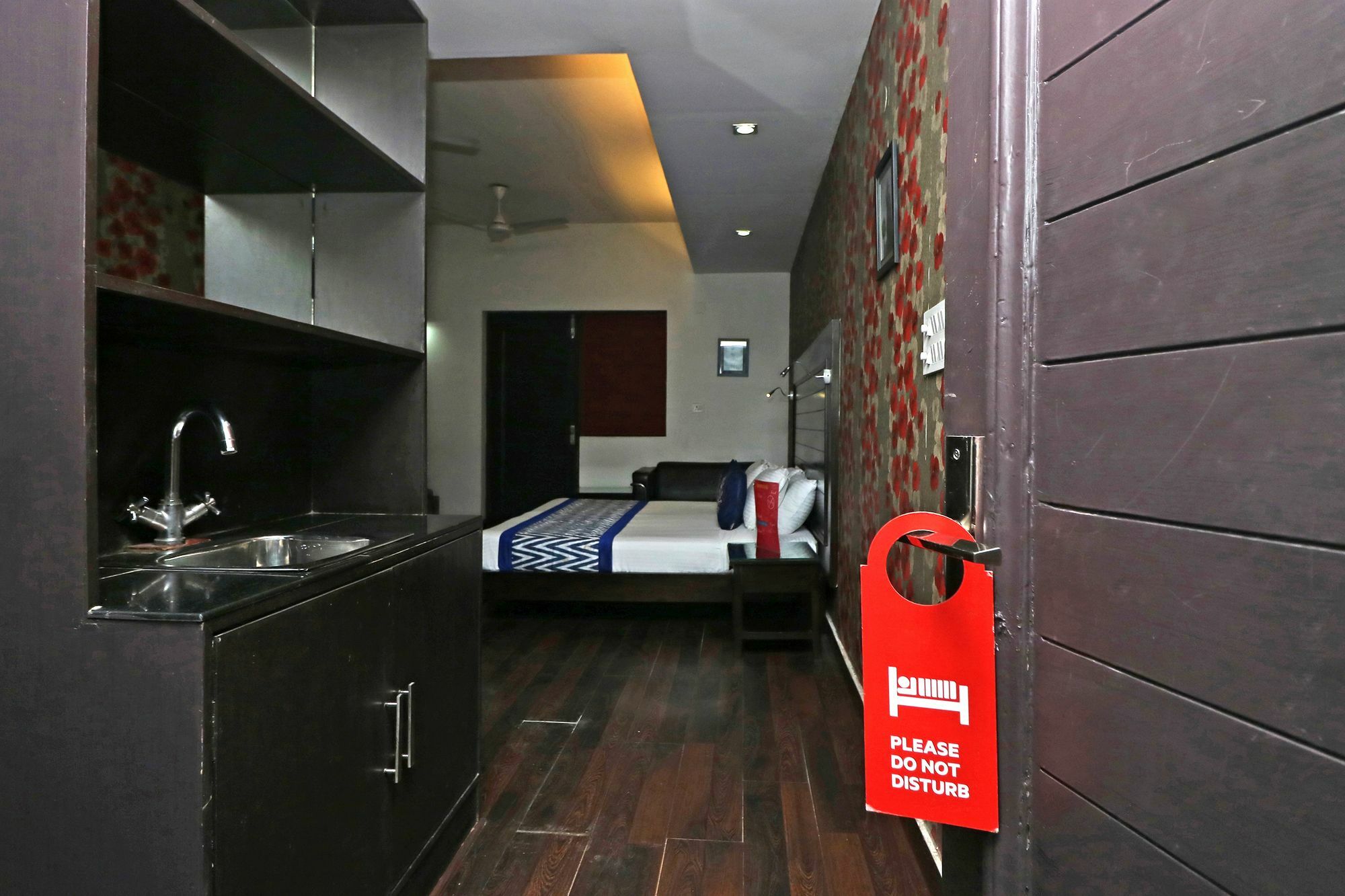 Hotel Chalet Ню Делхи Екстериор снимка