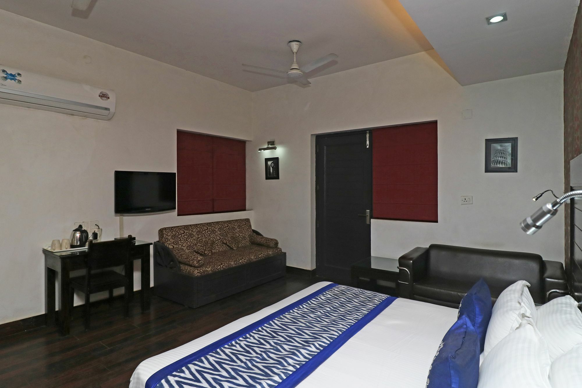 Hotel Chalet Ню Делхи Екстериор снимка