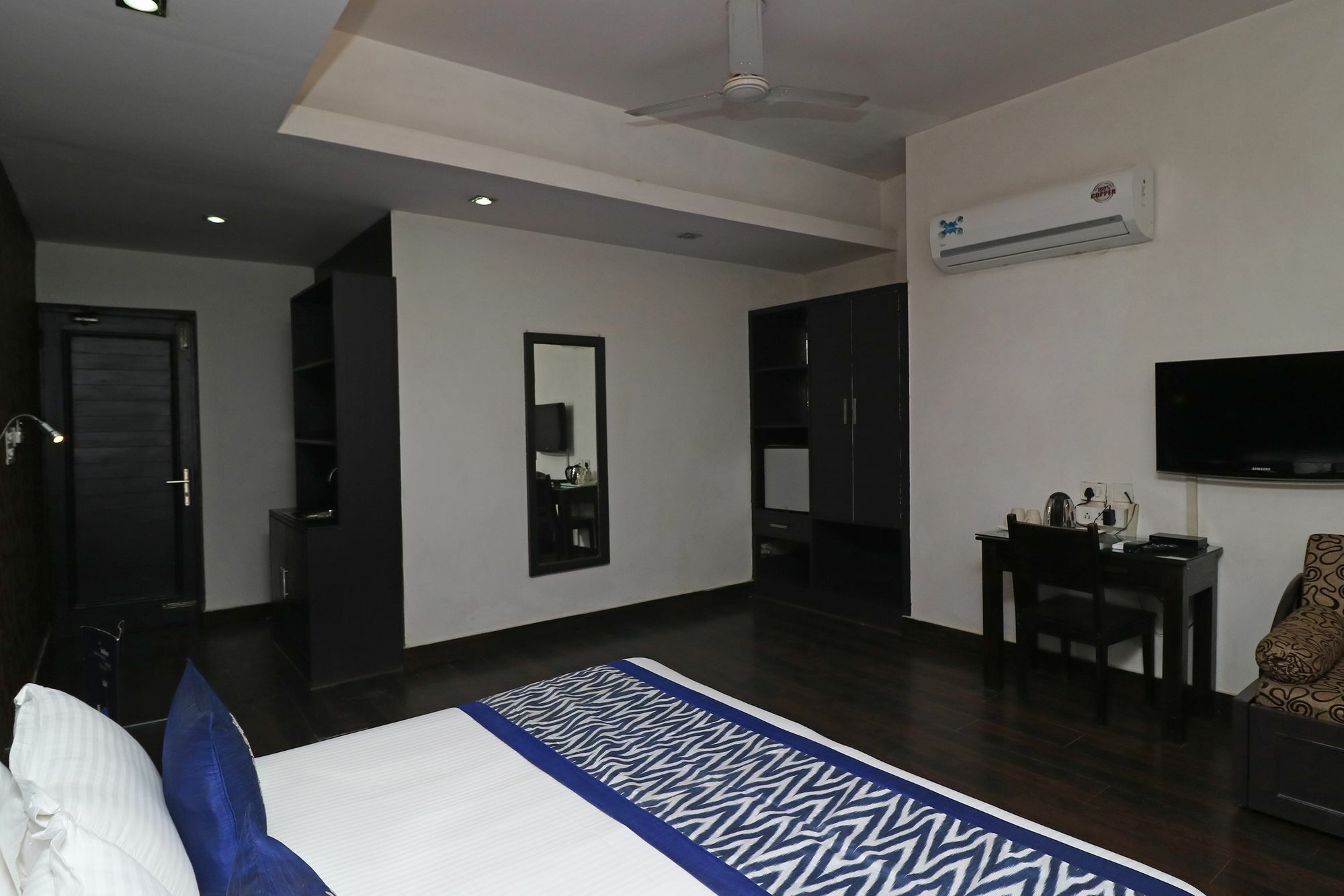Hotel Chalet Ню Делхи Екстериор снимка