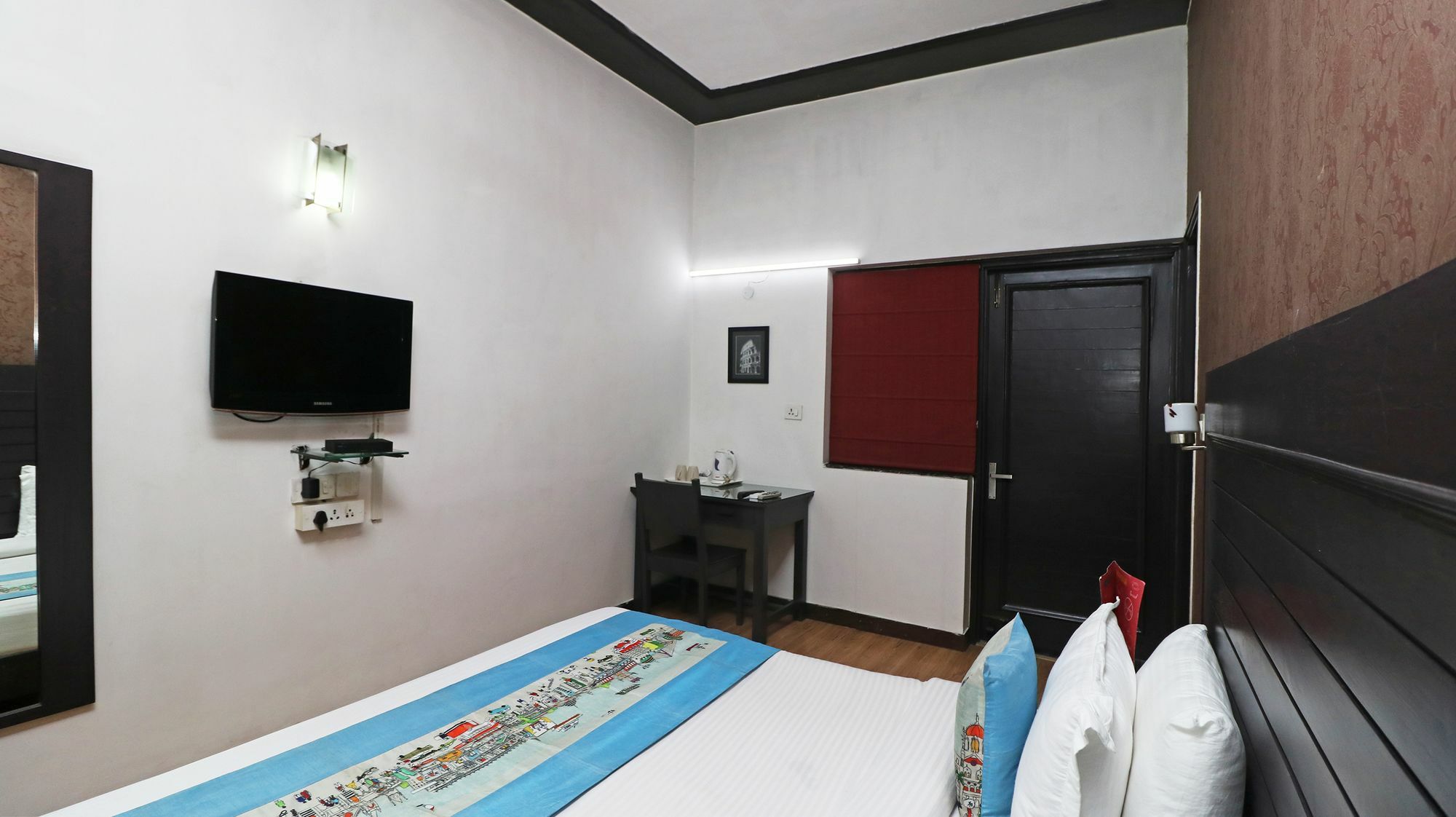 Hotel Chalet Ню Делхи Екстериор снимка