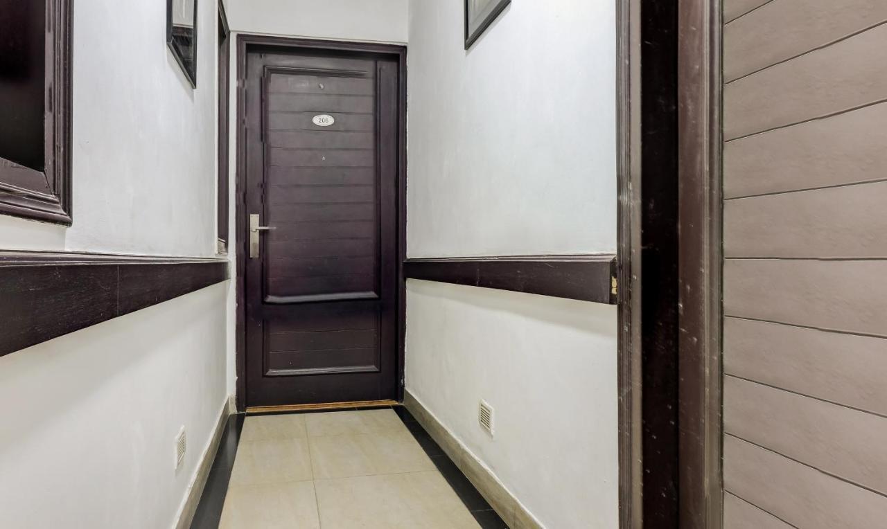 Hotel Chalet Ню Делхи Екстериор снимка