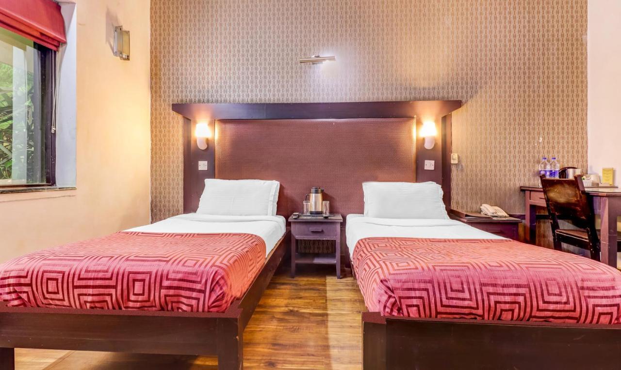 Hotel Chalet Ню Делхи Екстериор снимка