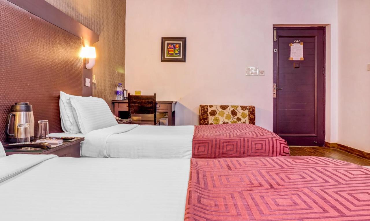 Hotel Chalet Ню Делхи Екстериор снимка