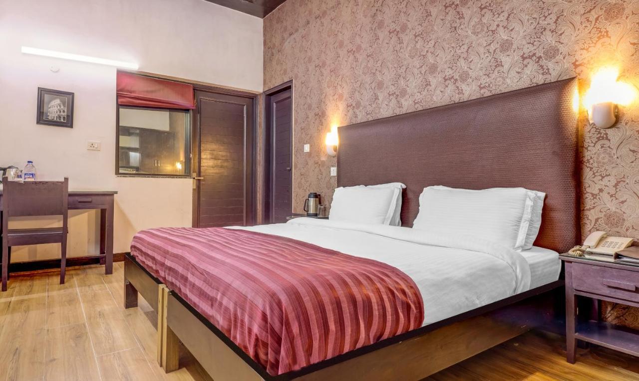 Hotel Chalet Ню Делхи Екстериор снимка