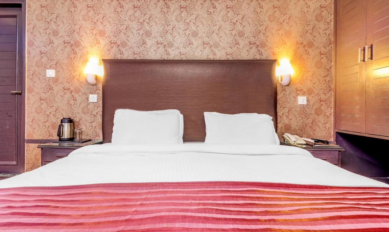Hotel Chalet Ню Делхи Екстериор снимка