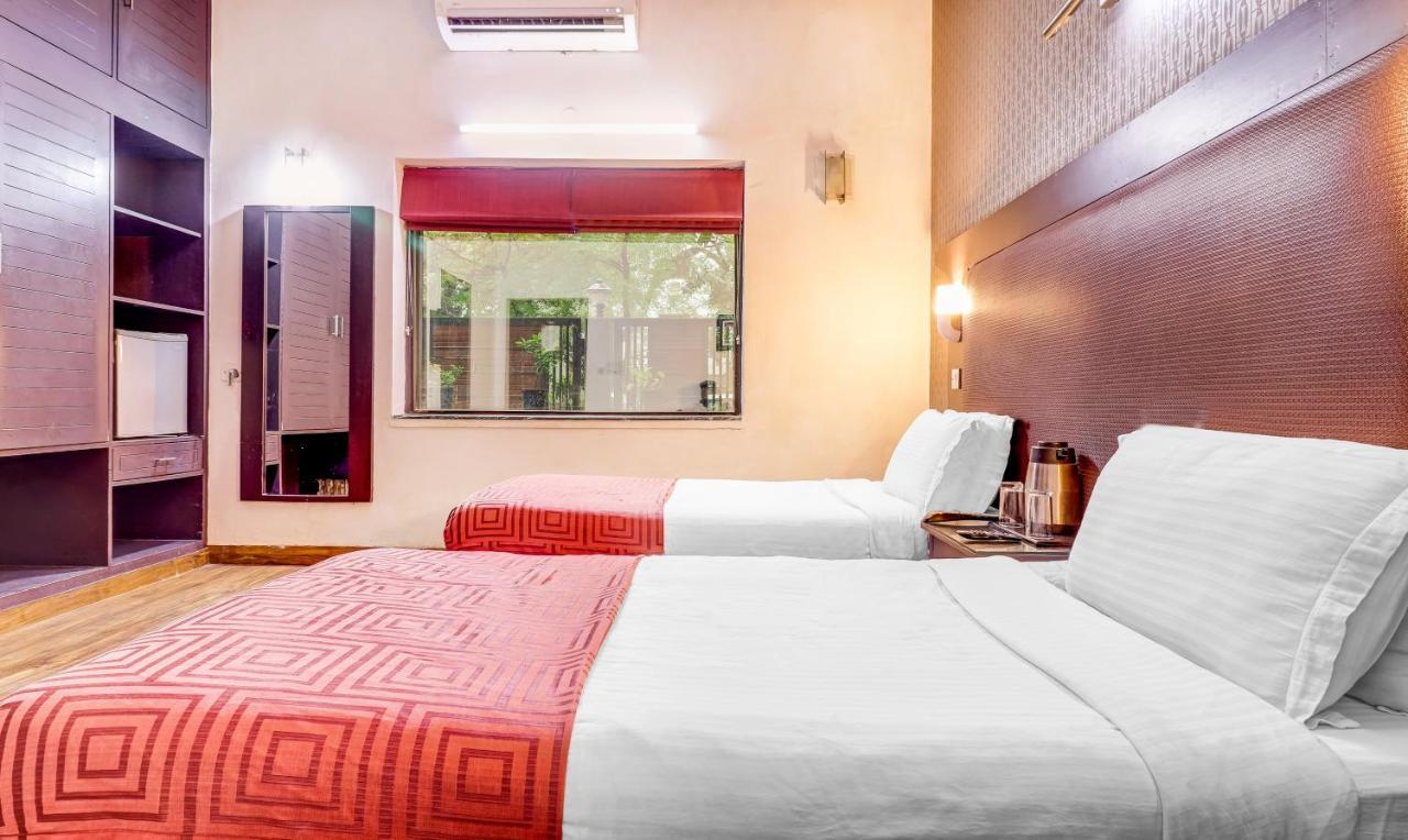 Hotel Chalet Ню Делхи Екстериор снимка