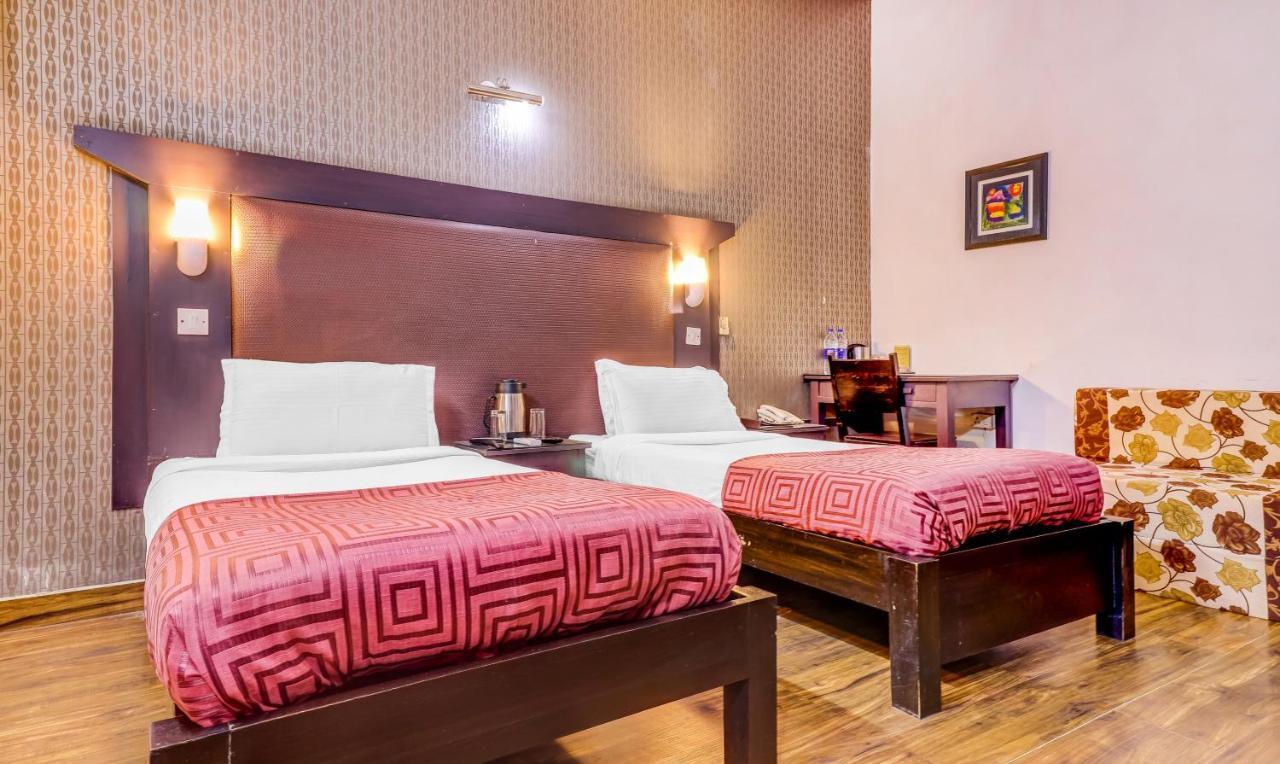 Hotel Chalet Ню Делхи Екстериор снимка