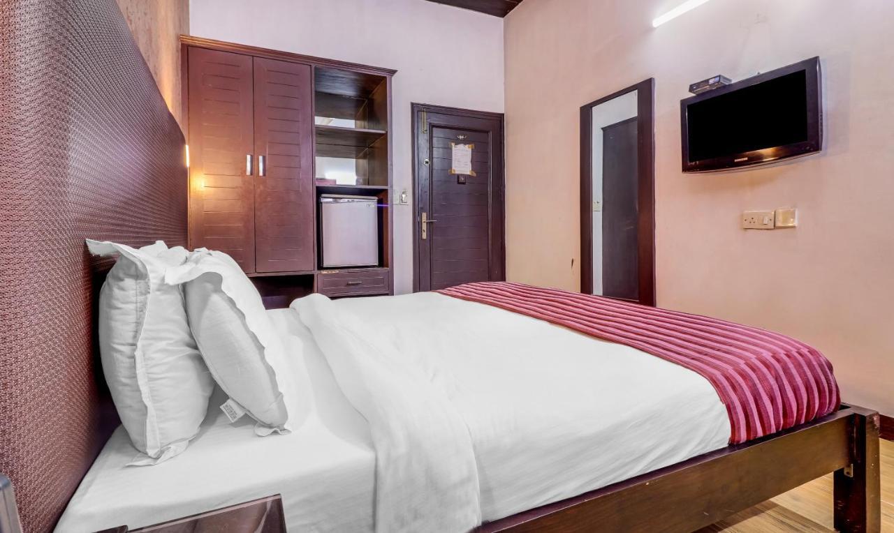 Hotel Chalet Ню Делхи Екстериор снимка