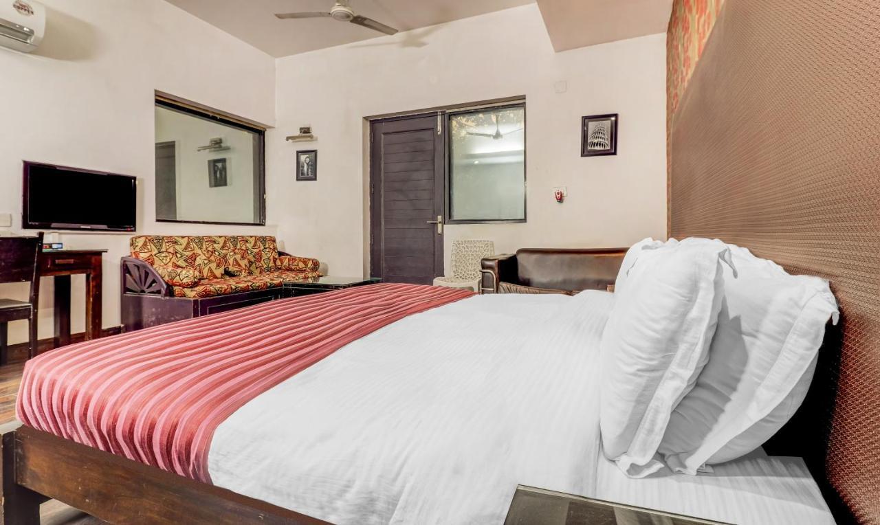 Hotel Chalet Ню Делхи Екстериор снимка