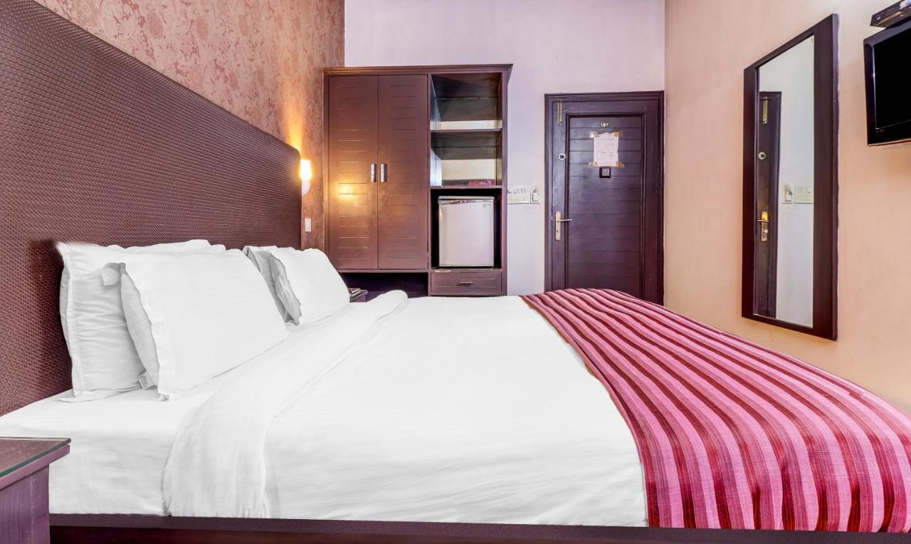 Hotel Chalet Ню Делхи Екстериор снимка