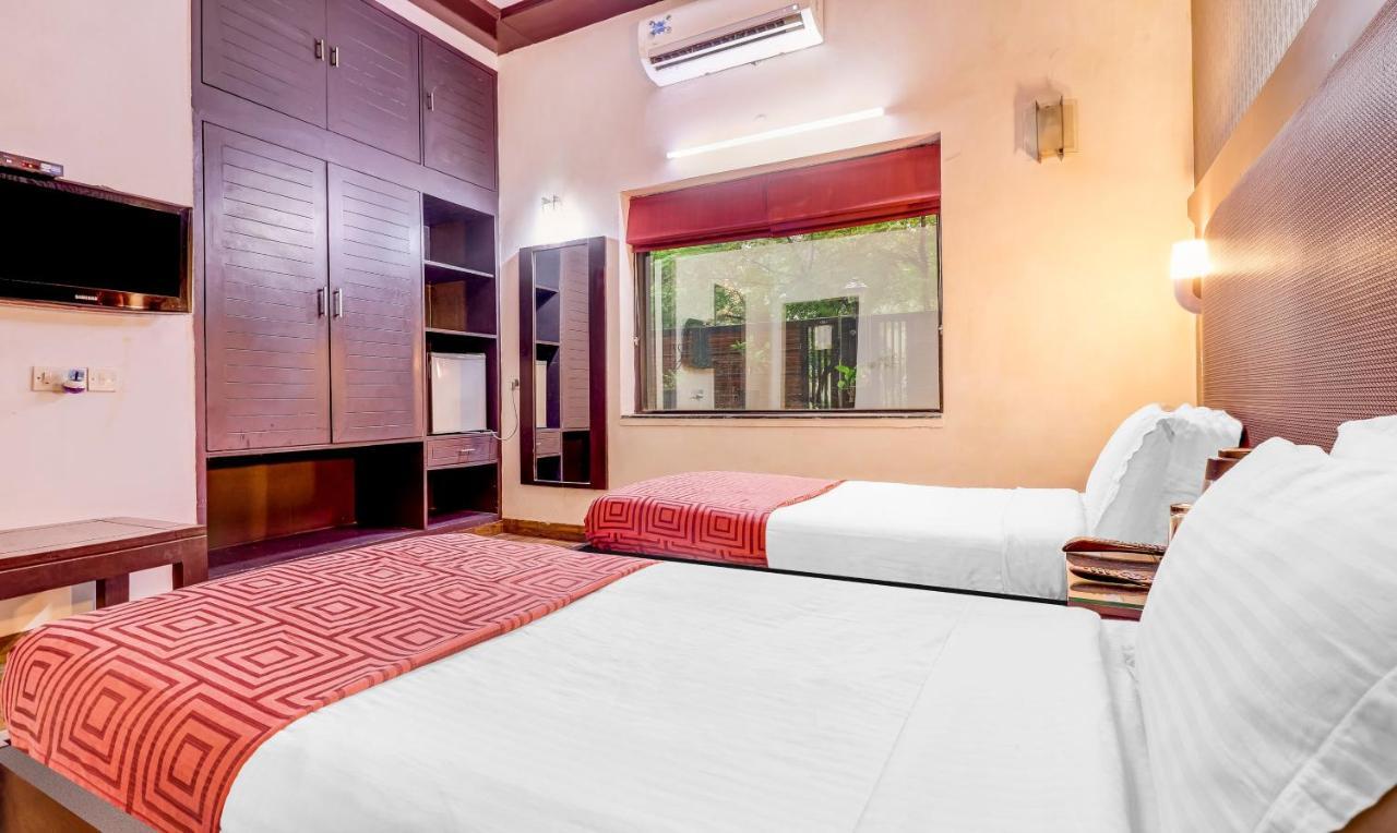 Hotel Chalet Ню Делхи Екстериор снимка