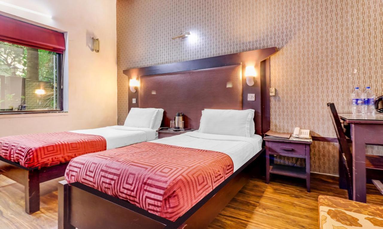 Hotel Chalet Ню Делхи Екстериор снимка