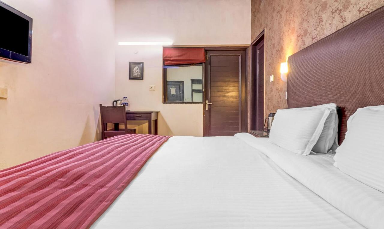 Hotel Chalet Ню Делхи Екстериор снимка