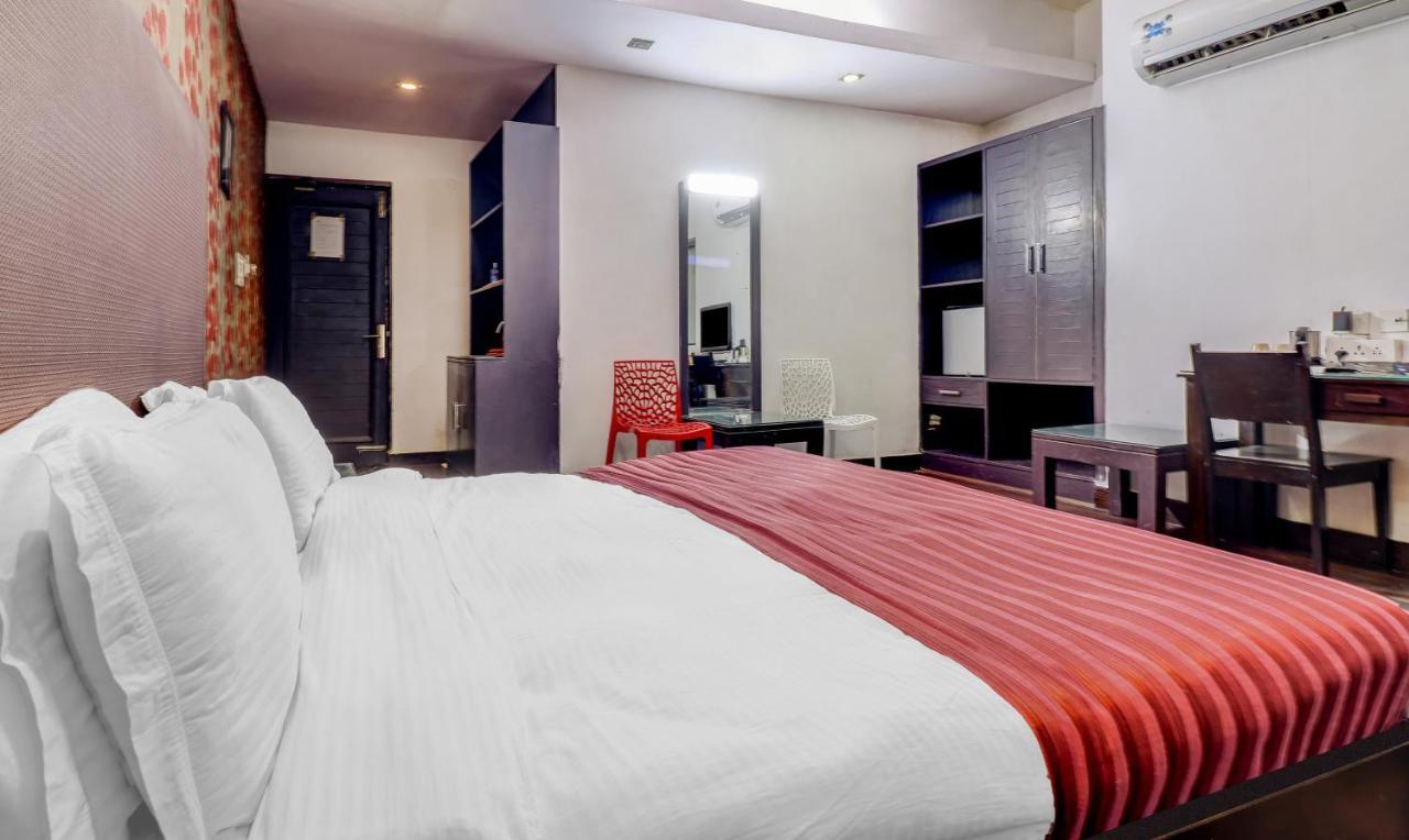 Hotel Chalet Ню Делхи Екстериор снимка