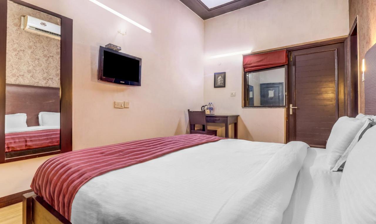 Hotel Chalet Ню Делхи Екстериор снимка