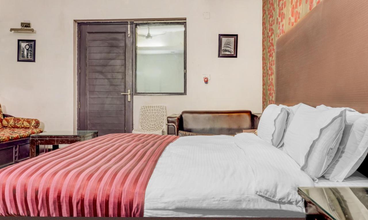 Hotel Chalet Ню Делхи Екстериор снимка