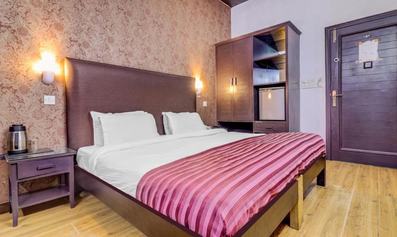 Hotel Chalet Ню Делхи Екстериор снимка